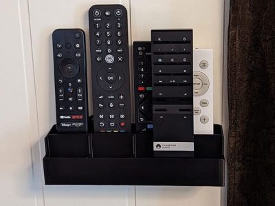 Universalt veggfeste til fjernkontroller