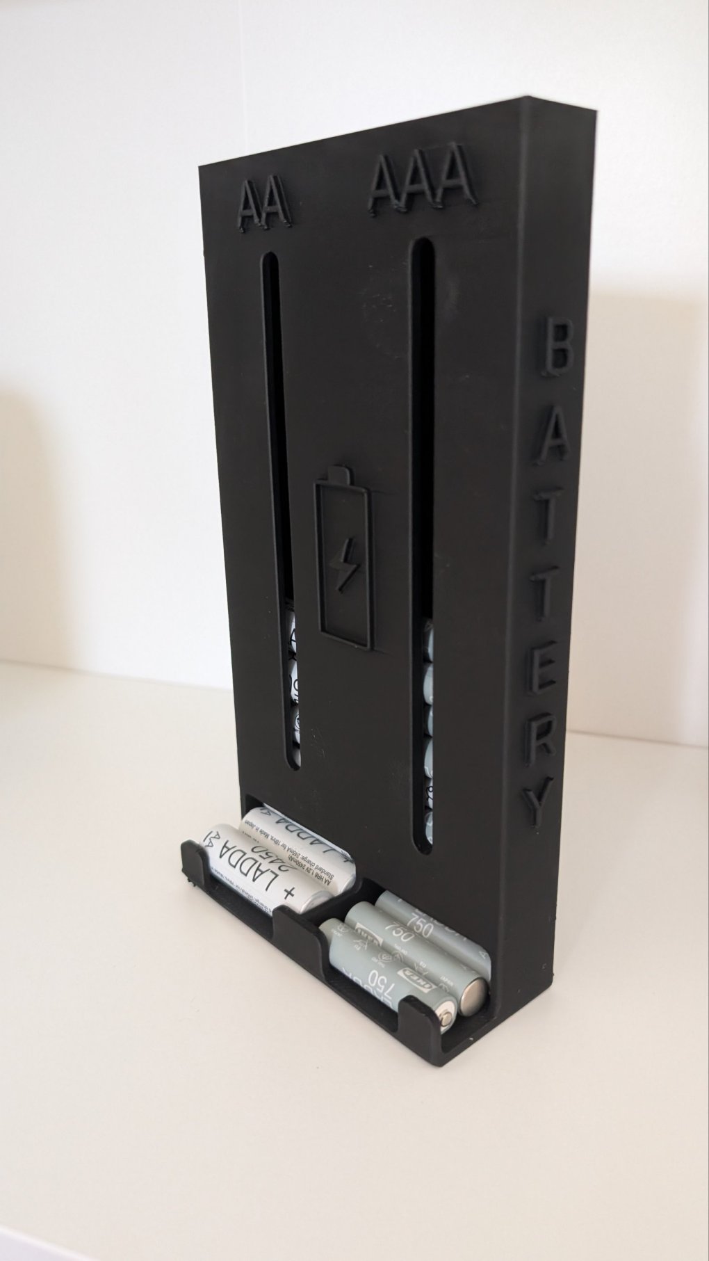 Holder for AA og AAA (veggfeste)