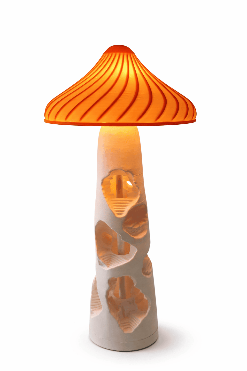 Lysende sopphatt lampe i keramikk med oransje skjerm, perfekt for hjemmedekorasjon.